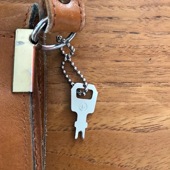 Vintage Carmel Leather Cross Body Bag with lock & original key. - Picture 10 of 10